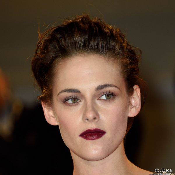 Kristen Stewart investiu no batom marsala com uma maquiagem mais sutil. O batom contrastou com sua pele mais clara e realçou os lábios